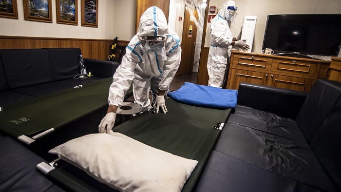 Bintara Kesehatan KRI Bima Suci menata ruang isolasi dalam rangka persiapan pelayaran Kartika Jala Krida (KJK) Taruna AAL tingkat III Angkatan ke-68 Tahun 2021 di Kapal KRI Bima Suci di Dermaga Armada II, Surabaya, Jawa Timur, Senin (12/7/2021). ANTARA FOTO/Muhammad Adimaja/foc.