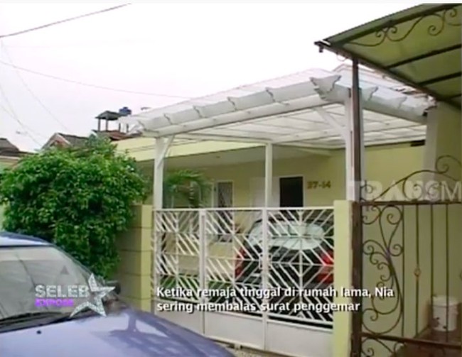 Tak memiliki halaman yang luas, garasi di rumah tersebut hanya dapat memuat satu mobil kecil. Pagarnya yang berwarna putih terdiri dari tiga daun pintu yang dilipat. Sementara, atap garasinya terbuat dari kayu dalam warna senada.  (Foto: YouTube/Trans7 Lifestyle)