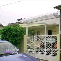 Tak memiliki halaman yang luas, garasi di rumah tersebut hanya dapat memuat satu mobil kecil. Pagarnya yang berwarna putih terdiri dari tiga daun pintu yang dilipat. Sementara, atap garasinya terbuat dari kayu dalam warna senada.  (Foto: YouTube/Trans7 Lifestyle)