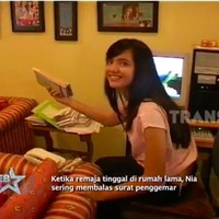 Pojokan di ruang keluarga tersebut dimanfaatkan sebagai meja untuk komputer. Di situ, pemain sinetron Bawang Merah Bawang Putih ini membaca surat-surat dari penggemarnya. (Foto: YouTube/Trans7 Lifestyle)