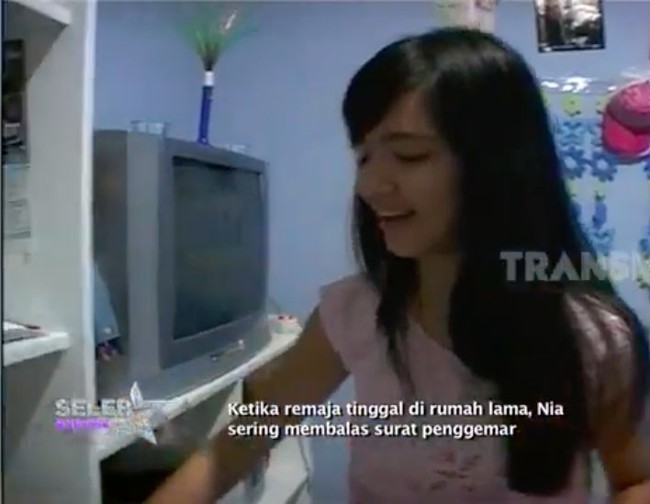 Nia Ramadhani tidur di sebuah kamar kecil berwarna biru yang peunuh dengan barang-barang girly. Sebelum mengoleksi tas mewah, ia dulu suka mengumpulkan kalung-kalung plastik warna-warni. (Foto: YouTube/Trans7 Lifestyle)