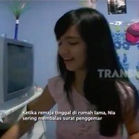 Nia Ramadhani tidur di sebuah kamar kecil berwarna biru yang peunuh dengan barang-barang girly. Sebelum mengoleksi tas mewah, ia dulu suka mengumpulkan kalung-kalung plastik warna-warni. (Foto: YouTube/Trans7 Lifestyle)