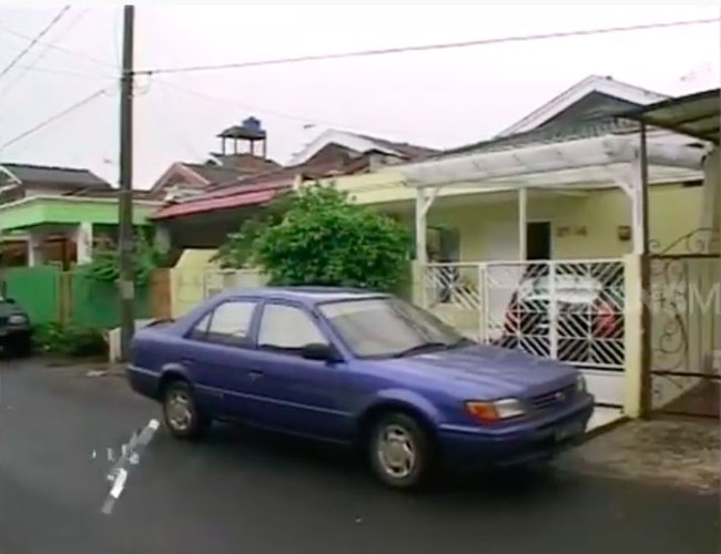 Beginilah penampakan rumah Nia Ramadhani yang lama. Seperti rumah di sebelah, rumah Nia hanya terdiri dari satu lantai. Tampak bagian depan dicat dengan warna hijau muda yang lembut.  (Foto: YouTube/Trans7 Lifestyle)