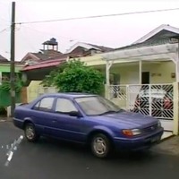 Beginilah penampakan rumah Nia Ramadhani yang lama. Seperti rumah di sebelah, rumah Nia hanya terdiri dari satu lantai. Tampak bagian depan dicat dengan warna hijau muda yang lembut.  (Foto: YouTube/Trans7 Lifestyle)