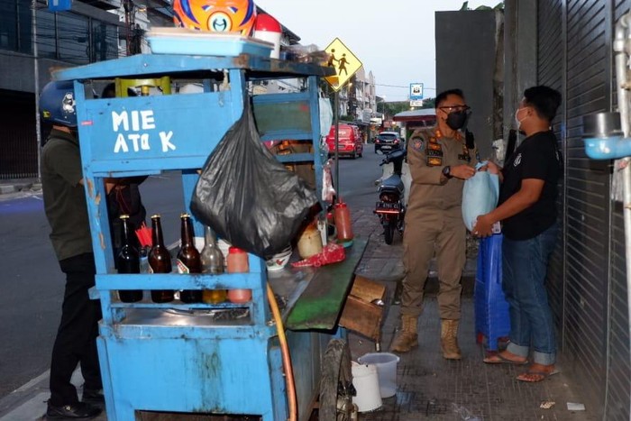 Satuan Polisi Pamong Praja (Satpol PP) Kota Bogor menggelar operasi penerapan PPKM Darurat di sejumlah ruas jalan