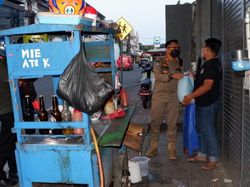 Satpol PP Kota Bogor Bagikan Sembako, Pedagang Waswas Dikira Razia