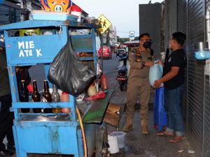 Satpol PP Kota Bogor Bagikan Sembako, Pedagang Waswas Dikira Razia