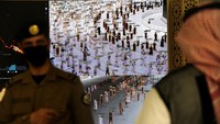 Petugas keamanan Arab Saudi menonton layar pintar, yang mengidentifikasi jemaah yang di al Zaidy di Mekkah, menjelang musim haji tahun ini. (AP/Amr Nabil)