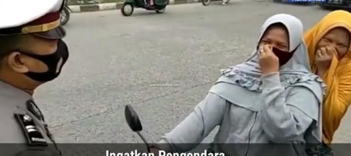 Screenshot aksi viral polisi berpantun ingatkan warga di Medan pakai masker (dok. Istimewa)