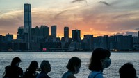 Hongkong mulai menyetop penerbangan dari Indonesia karena ada WNI yang positif COVID-19 saat tes di Bandara Hongkong.  Bahkan negara ini menetaplan Indonesia sebagai kategori A1 yang bearti kasus COVID-19 yang tinggi. Anthony Kwan/Getty Images