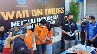 Kemudian terdapat juga satu buah plastik klip berisi tiga butir pil/tablet warna kuning yang mengandung sediaan metamfetamina dengan berat keseluruhan 1,05 gram netto serta serbuk putih mengandung sediaan metamfetamina dengan berat 0,7 gram netto (dok BNNP Bali)