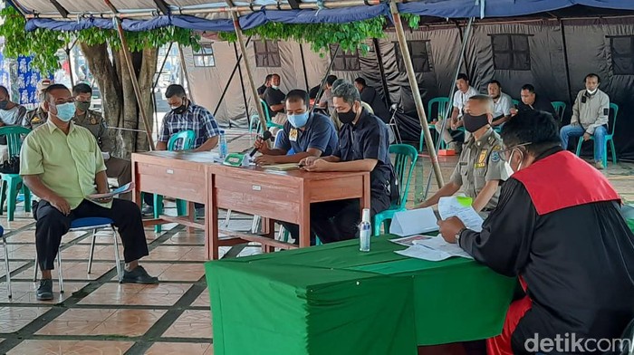 Sidang pelanggaran PPKM Darurat di Alun-alun Kota Banjar.