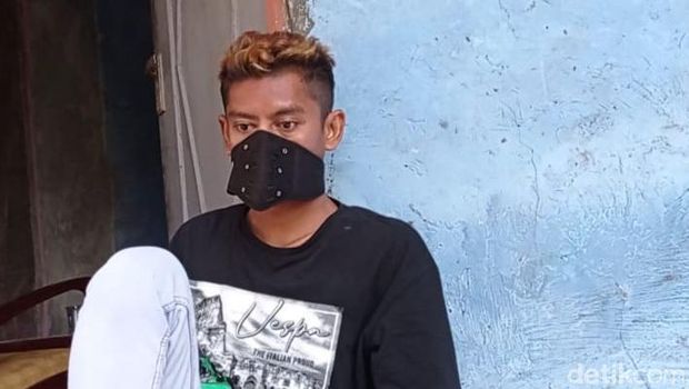 Sudrajat sosok kuli bangunan yang dipecat sekuriti gegara tak pakai masker.