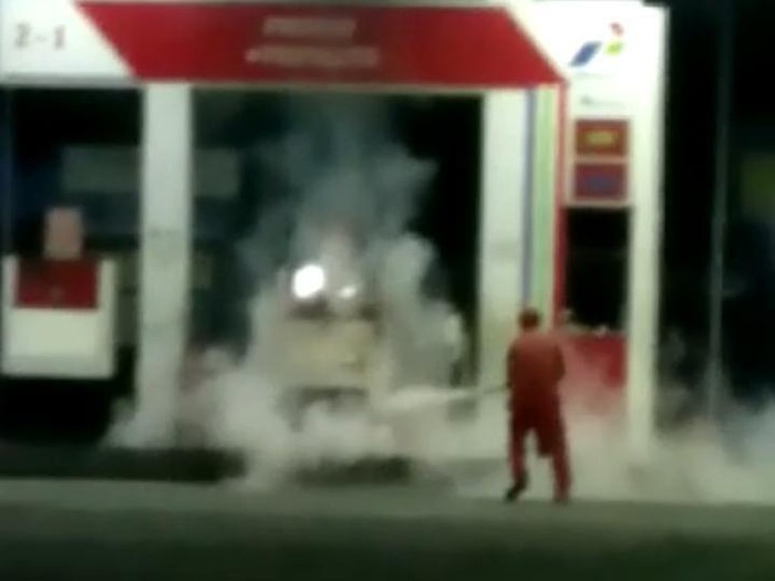 Tangkapan layar kepulan asap kebakaran di SPBU Dersalam, Kecamatan Bae, Kudus, Selasa (13/7/2021).
