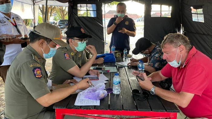 Tim gabungan operasi yustisi di wilayah Simpang Deus, Desa Tibubeneng, Kecamatan Kuta Utara, Kabupaten Badung menemukan ada warga negara asing (WNA) yang langgar protokol kesehatan.