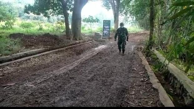 TNI bangun jalan desa yang 20 tahun terbengkalai di Kabupaten Tangerang