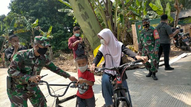 TNI bangun jalan desa yang 20 tahun terbengkalai di Kabupaten Tangerang