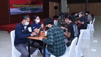 TNI merekrut ribuan relawan medis dan non medis dari berbagai lapisan masyarakat. Mereka akan ditugaskan pada program serbuan vaksinasi massal di GBK dan JIExpo Kemayoran. Para relawan melakukan pendaftaran di Aula Satpamwal, Mabes TNI Cilangkap, Jakarta Timur, Sabtu (10/7/2021).