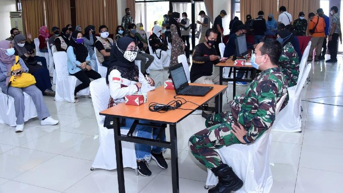 TNI Rekrut Ribuan Relawan Medis dan Non Medis


TNI merekrut ribuan relawan medis dan non medis dari berbagai lapisan masyarakat. Mereka akan ditugaskan pada program serbuan vaksinasi massal di GBK dan JIExpo Kemayoran.