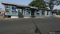 Halte TransaJakarta Flyover Raya Bogor, Jakarta Timur, tampak sepi dari penumpang.