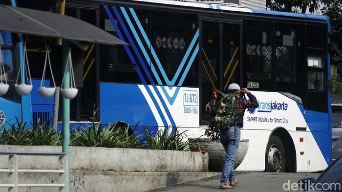 Wajib Tunjukkan STRP, TransJakarta Sepi Penumpang PT TransJakarta mewajibkan penumpang memiliki STRP mulai 12 Juli. Akibatnya, Halte Flyover Raya Bogor yang biasanya ramai kini sepi penumpang.