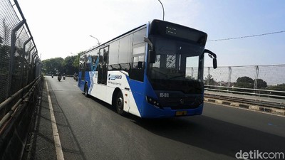 Wajib Tunjukkan STRP, TransJakarta Sepi Penumpang