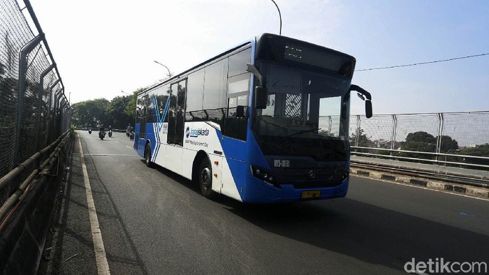 PT TransJakarta mewajibkan penumpang memiliki STRP mulai 12 Juli. Akibatnya, Halte Flyover Raya Bogor yang biasanya ramai kini sepi penumpang.