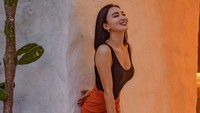 Tubuhnya yang kecil membuat Wika Salim senang mengeksposenya dengan baju ketat. Foto: Instagram Wika Salim