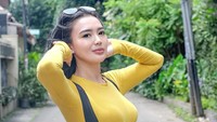 Saking ketatnya baju Wika Salim, netizen menyamakannya dengan protokol kesehatan yang juga harus dijalankan dengan ketat. Foto: Instagram Wika Salim
