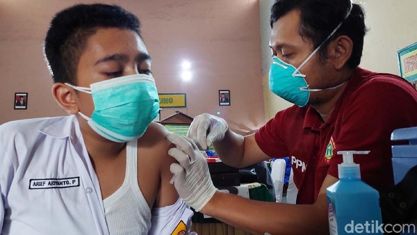 2 Ribu Pelajar di Bandung Disuntik Vaksin COVID-19