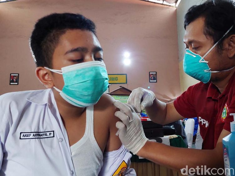 2 Ribu Pelajar di Bandung Disuntik Vaksin COVID-19