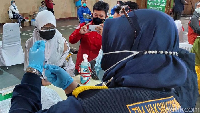 2 Ribu siswa SMP dan SMA di Kota Bandung, Jawa Barat mengikuti vaksinasi COVID-19. Vaksinasi untuk anak usia 12-17 tahun ini digelar oleh BNN.