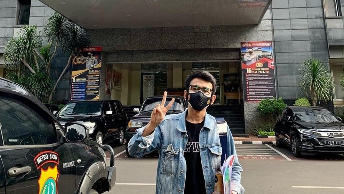 Adam Deni diperiksa di Polda Metro Jaya terkait laporannya soal Jerinx, Rabu (14/7/2021).