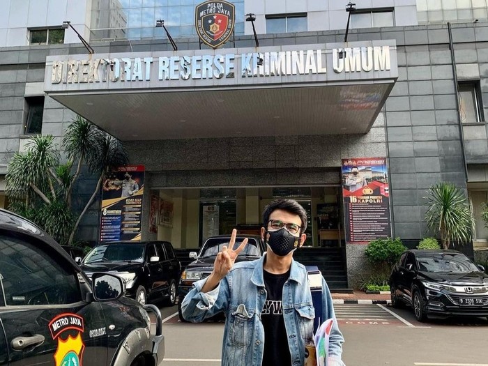 Adam Deni diperiksa di Polda Metro Jaya terkait laporannya soal Jerinx, Rabu (14/7/2021).