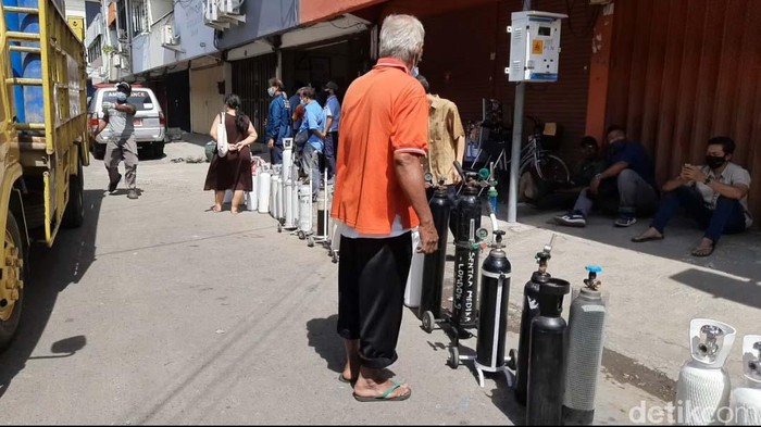Ketersediaan oksigen di Surabaya masih langka. Begini antrean warga saat membeli refil oksigen di Ruko Ngagel Jaya Indah Blok D no. 56, Surabaya.