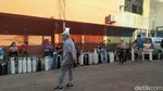 Ampun! Begini Panjangnya Antrean Refil Oksigen di Surabaya