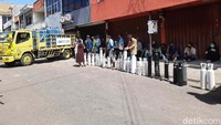 Menurut warga sebenarnya di area Gubeng Kertaja ada agen refil oksigen. Tapi karena banyak yang membutuhkan dan antre panjang, oleh satgas dibubarkan dan hanya buka sampai 16.00 WIB.
