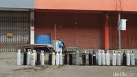 Penampakan sejumlah tabung oksigen yang berjejer di area Ruko Ngagel Jaya Indah Blok D no. 56, Surabaya, Rabu (14/7).