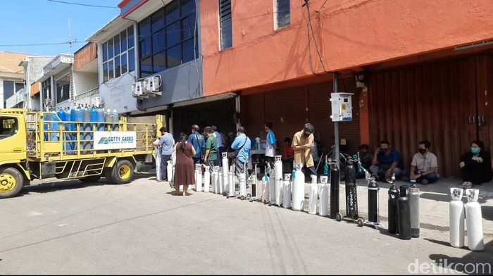 Ampun! Begini Panjangnya Antrean Refil Oksigen di Surabaya Ketersediaan oksigen di Surabaya masih langka. Begini antrean warga saat membeli refil oksigen di Ruko Ngagel Jaya Indah Blok D no. 56, Surabaya.