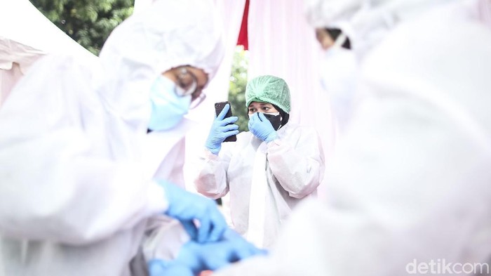 Program vaksinasi COVID-19 terus digencarkan di berbagai daerah Indonesia. Tak hanya menyasar orang dewasa, anak usia 12-17 tahun pun kini bisa divaksinasi.