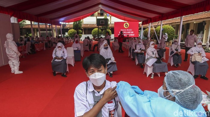 Program vaksinasi COVID-19 terus digencarkan di berbagai daerah Indonesia. Tak hanya menyasar orang dewasa, anak usia 12-17 tahun pun kini bisa divaksinasi.