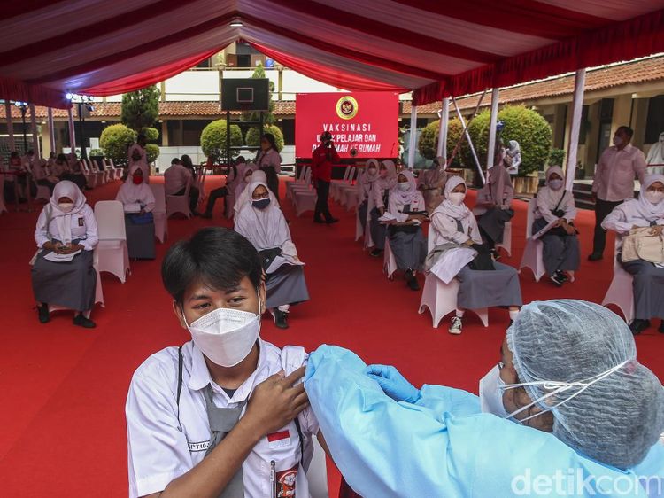 Antusias Pelajar di Ibu Kota Disuntik Vaksin Corona