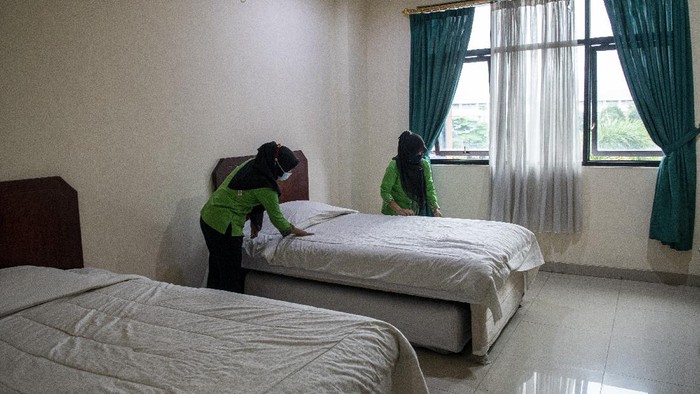 ASRAMA HAJI PALEMBANG UNTUK ISOLASI PASIEN COVID-19 Pekerja membersihkan kamar di Asrama Haji Palembang, Sumatera Selatan, Rabu (14/7/2021). Pemerintah Provinsi Sumatera Selatan menyiapkan Asrama Haji Palembang sebagai tempat karantina baru pasien COVID-19 dengan kapasitas kamar tidur sebanyak 500 kamar. ANTARA FOTO/Nova Wahyudi/foc.