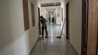Pekerja membersihkan Asrama Haji Palembang, Sumatera Selatan, Rabu (14/7/2021).  