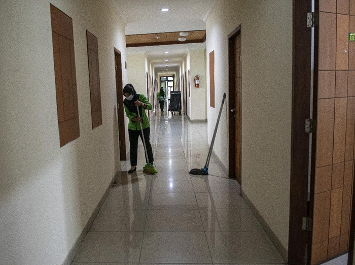 ASRAMA HAJI PALEMBANG UNTUK ISOLASI PASIEN COVID-19 Pekerja membersihkan kamar di Asrama Haji Palembang, Sumatera Selatan, Rabu (14/7/2021). Pemerintah Provinsi Sumatera Selatan menyiapkan Asrama Haji Palembang sebagai tempat karantina baru pasien COVID-19 dengan kapasitas kamar tidur sebanyak 500 kamar. ANTARA FOTO/Nova Wahyudi/foc.