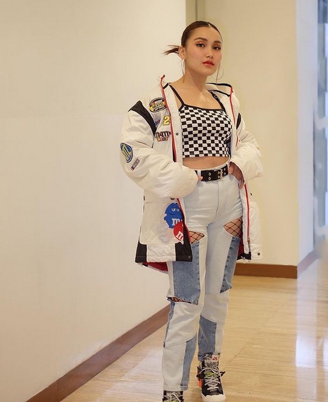 Dalam tayangan di Trans7, Ayu Ting Ting pernah membantah soal operasi plastik. Untuk kulit yang cerah, Ayu menyatakan bahwa orang tuanya pun berkulit putih. Foto: dok. Instagram/@ayutingting92