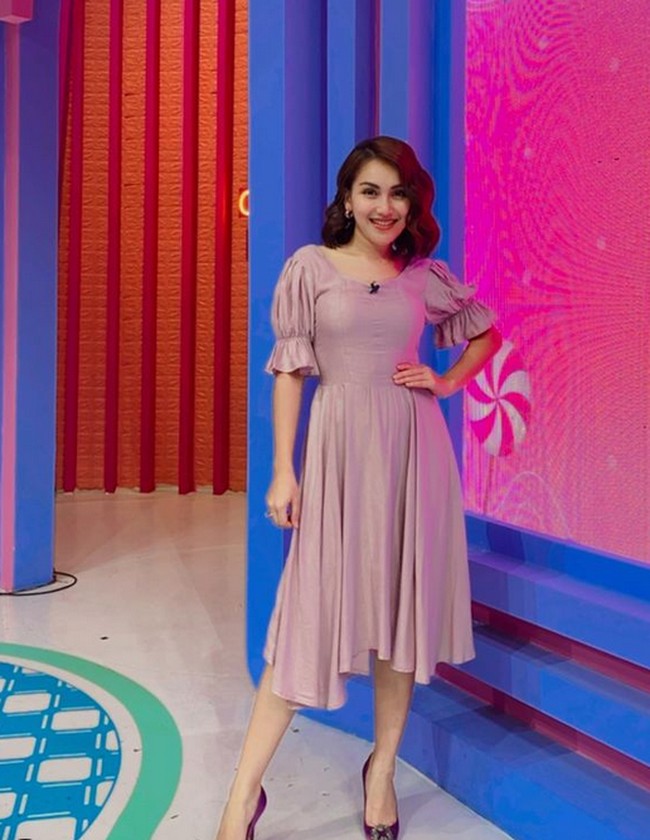 Sebagai nominasi wanita tercantik, Ayu Ting Ting akan bersaing dengan wanita cantik lainnya. Dari Tanah Air ada Maudy Ayunda hingga Raisa yang juga menjadi nominasi 100 Beautiful Faces 2021. Sementara dari mancanegara, wanita 29 tahun itu akan bersaing dengan Selena Gomez hingga supermodel Candice Swanepoel. Sejumlah member Blackpink seperti Rose, Jennie dan Jisoo juga menjadi nominasi penghargaan wanita tercantik di dunia itu. Foto: dok. Instagram/@ayutingting92