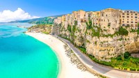 Di sana pelancog bukan cuma makan tidur, tapi juga bikin usaha kecil untuk membantu perkembangan pariwisata Calabria. (Getty Images/iStockphoto)