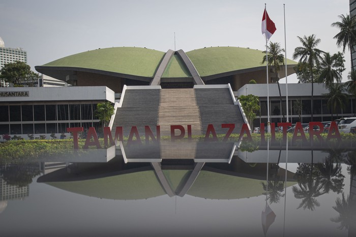 Kompleks Parlemen Senayan diusulkan menjadi Rumah Sakit Darurat COVID-19. Hal itu pun memicu pro dan kontra di kalangan internal Parlemen.