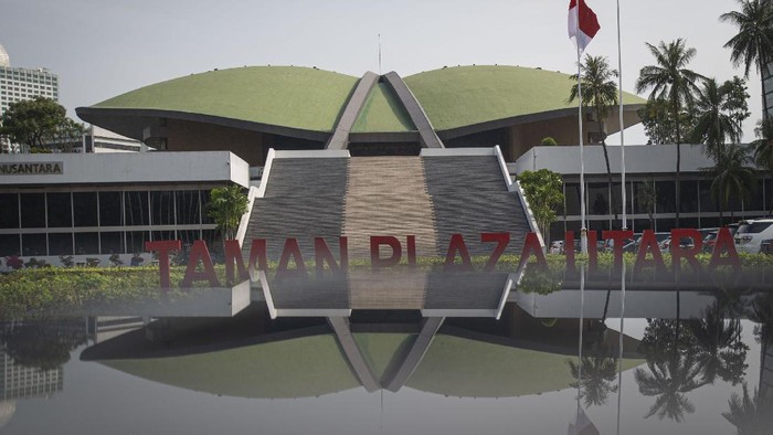 Corona Mengganas, Kompleks Parlemen Diusulkan Jadi RS Darurat COVID Kompleks Parlemen Senayan diusulkan menjadi Rumah Sakit Darurat COVID-19. Hal itu pun memicu pro dan kontra di kalangan internal Parlemen.
